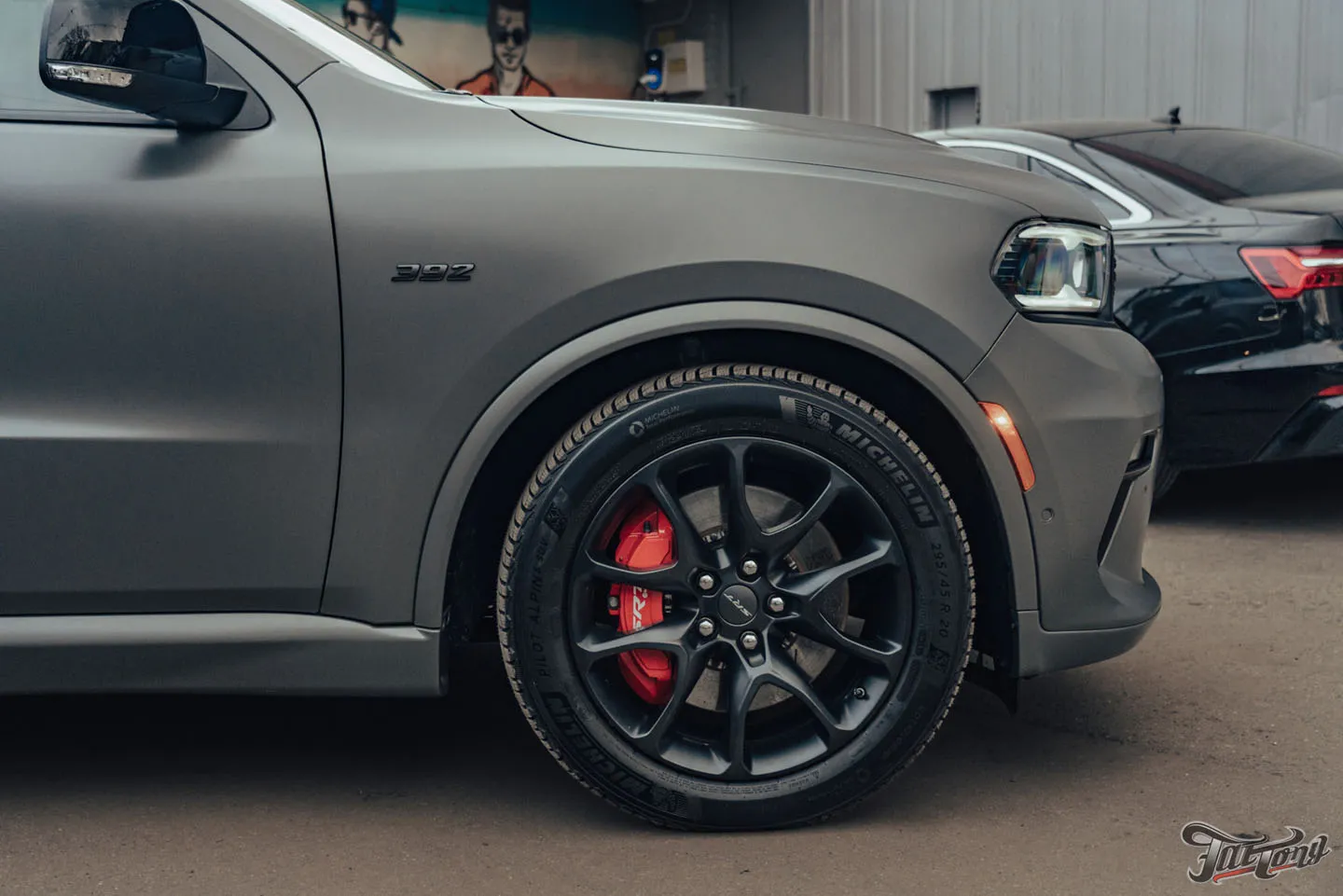 Оклейка Dodge Durango SRT матовым полиуретаном, обработка керамикой, фирменный шиномонтаж на стендах Hunter